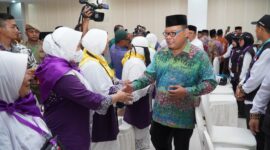 Pj Gubernur Malut, Samsudin A Kadir saat menyalami para calon jamah haji. 