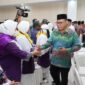 Pj Gubernur Malut, Samsudin A Kadir saat menyalami para calon jamah haji. 