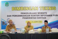Asisten II Setda Malut, Sri Hatari didampingi Kepala Diskominfosan Malut saat kegiatan bimtek pengelolaan website. 