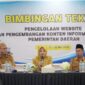 Asisten II Setda Malut, Sri Hatari didampingi Kepala Diskominfosan Malut saat kegiatan bimtek pengelolaan website. 