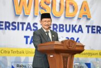 Sahli EKP, Mulyadi Wowor saat menyampaikan sambutan pada kegiatan wisuda di Universitas Terbuka. 