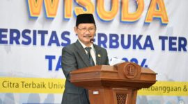 Sahli EKP, Mulyadi Wowor saat menyampaikan sambutan pada kegiatan wisuda di Universitas Terbuka. 