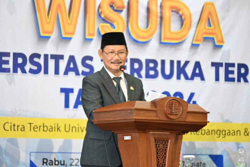 Sahli EKP, Mulyadi Wowor saat menyampaikan sambutan pada kegiatan wisuda di Universitas Terbuka. 
