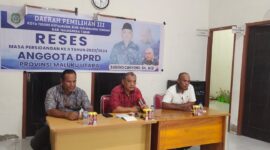 Anggota DPRD Provinsi Malut, Sugeng Cahyono saat melakukan kegiatan reses di Desa Rawamangun. 