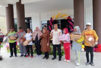 Foto bersama Kadikbud Malut dengan sekolah pemenang.