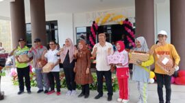 Foto bersama Kadikbud Malut dengan sekolah pemenang.