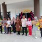 Foto bersama Kadikbud Malut dengan sekolah pemenang.