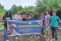Pengurus koperasi mutiara mangga dua saat penyerahan hewan kurban. 