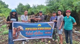 Pengurus koperasi mutiara mangga dua saat penyerahan hewan kurban. 