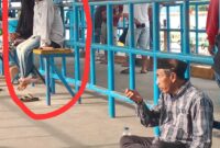 Pelaku berkemeja putih yang menyuruh orang tua tunanetra mengemis.