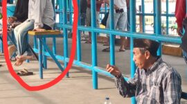 Pelaku berkemeja putih yang menyuruh orang tua tunanetra mengemis.