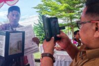 Kepala Dinas Sosial, Zen Kasim saat mengintrogasi oknum peminta sumbangan ilegal.