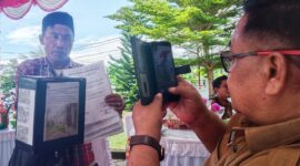 Kepala Dinas Sosial, Zen Kasim saat mengintrogasi oknum peminta sumbangan ilegal.