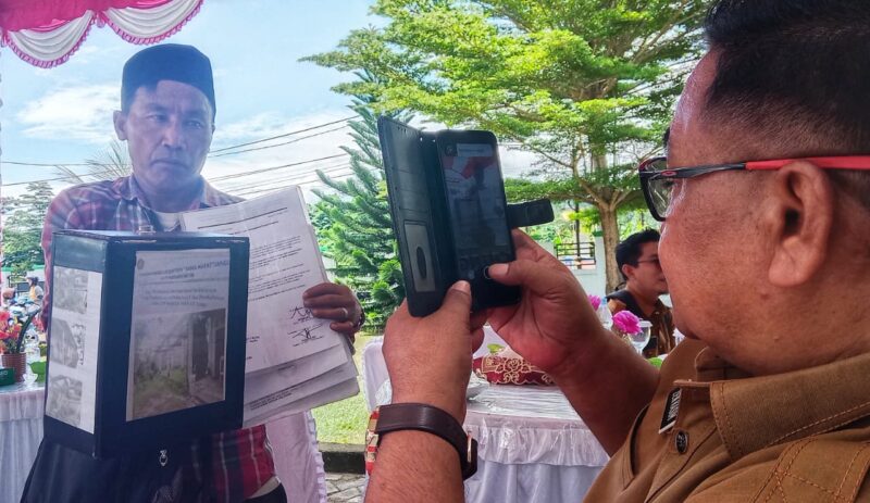 Kepala Dinas Sosial, Zen Kasim saat mengintrogasi oknum peminta sumbangan ilegal.