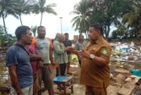 Plh Kepala Dinsos Malut, Zen Kasim saat turun langsung bertemu masyarakat terdampar banjir dan longsor. 