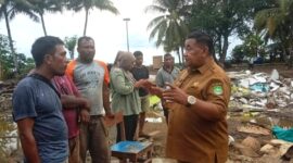 Plh Kepala Dinsos Malut, Zen Kasim saat turun langsung bertemu masyarakat terdampar banjir dan longsor. 