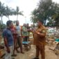Plh Kepala Dinsos Malut, Zen Kasim saat turun langsung bertemu masyarakat terdampar banjir dan longsor. 