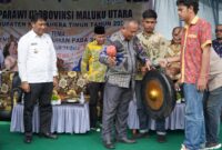 Pembukaan Pesparawi IV ditandai dengan pemukulan gong.