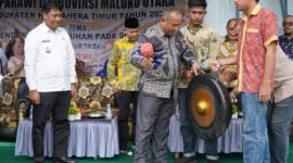 Pembukaan Pesparawi IV ditandai dengan pemukulan gong.