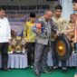 Pembukaan Pesparawi IV ditandai dengan pemukulan gong.