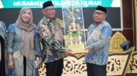 Penyerahan piala juara umum.