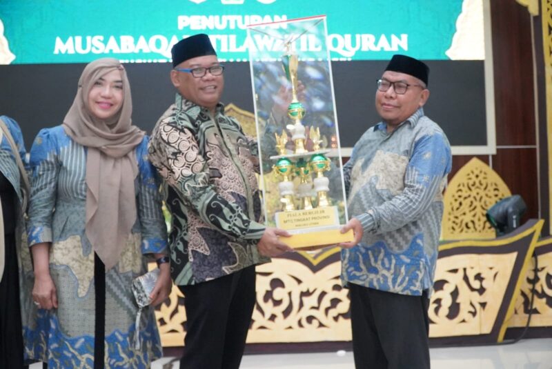 Penyerahan piala juara umum.