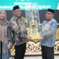 Penyerahan piala juara umum.