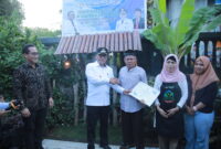 Wali Kota Ternate memberikan hadiah umroh ke Anwar Abdurrahman. 