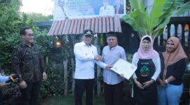 Wali Kota Ternate memberikan hadiah umroh ke Anwar Abdurrahman. 