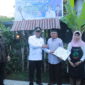 Wali Kota Ternate memberikan hadiah umroh ke Anwar Abdurrahman. 