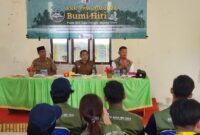 Ketua KAGAMA Malut, Mulyadi Wowor saat mengantar peserta KKN UGM di Pulau Hiri. 