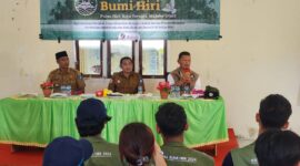 Ketua KAGAMA Malut, Mulyadi Wowor saat mengantar peserta KKN UGM di Pulau Hiri. 