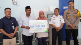 Pengurus koperasi mutiara mangga dua menyerahkan santunan kematian kepada keluarga korban. 