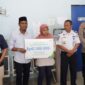 Pengurus koperasi mutiara mangga dua menyerahkan santunan kematian kepada keluarga korban. 