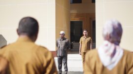 Pj Gubernur Malut, Samsudin A Kadir saat pimpin apel pagi Senin, 15 Juli 2024. (Foto: Amat ADPIM) 