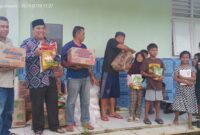Kadis Nakertrans Malut saat menyalurkan bantuan kepada masyarakat.