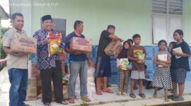 Kadis Nakertrans Malut saat menyalurkan bantuan kepada masyarakat.