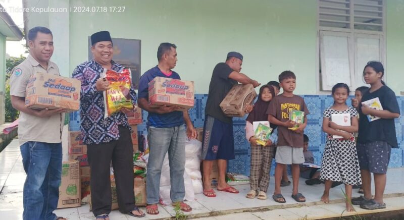 Kadis Nakertrans Malut saat menyalurkan bantuan kepada masyarakat.