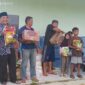 Kadis Nakertrans Malut saat menyalurkan bantuan kepada masyarakat.