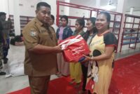 Kadinsos Malut, Zen Kasim memberikan bantuan ke pengungsi banjir di Halteng. 