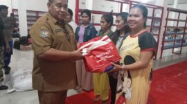 Kadinsos Malut, Zen Kasim memberikan bantuan ke pengungsi banjir di Halteng. 