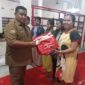 Kadinsos Malut, Zen Kasim memberikan bantuan ke pengungsi banjir di Halteng. 