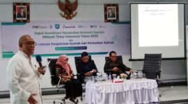 Dirut PT. BPRS Bahari Berkesan, Risdan Harly saat memaparkan materi. 
