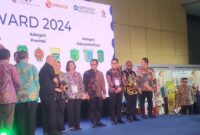 Menteri Koperasi dan UKM RI, Teten Masduki menyerahkan penghargaan kepada Kadis Koperasi dan UKM Malut, Wa Zaharia