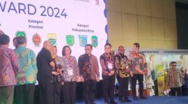 Menteri Koperasi dan UKM RI, Teten Masduki menyerahkan penghargaan kepada Kadis Koperasi dan UKM Malut, Wa Zaharia
