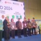 Menteri Koperasi dan UKM RI, Teten Masduki menyerahkan penghargaan kepada Kadis Koperasi dan UKM Malut, Wa Zaharia