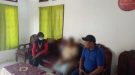 Petugas kesehatan dari Puskesmas Galala saat menemui warga.
