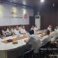 Plt Karo BPBJ Malut, Abdul Farid Hasan saat memimpin rapat.