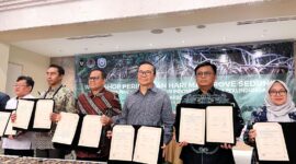 Direktur HSE Harita Nickel, Tonny Gultom (tengah, ketiga dari kanan), Berfoto bersama setelah pendatanganan Perjanjian Kerja Sama (PKS) dengan Kementerian Koordinator Bidang Kemaritiman dan Investasi (Kemenko Marves) di Hotel Borobudur Jakarta. 

