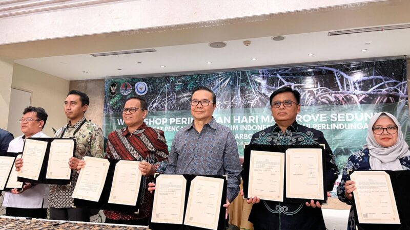 Direktur HSE Harita Nickel, Tonny Gultom (tengah, ketiga dari kanan), Berfoto bersama setelah pendatanganan Perjanjian Kerja Sama (PKS) dengan Kementerian Koordinator Bidang Kemaritiman dan Investasi (Kemenko Marves) di Hotel Borobudur Jakarta. 
